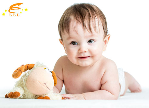How to keep your baby happy during diaper changes